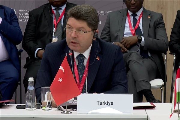 Bakan Tunç: Kahramanmaraş’ın gücüne güç katacağız Adalet Bakanı Yılmaz Tunç, Kahramanmaraş Valiliği’ni ziyaret ederek 6 Şubat