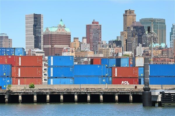 Çin, ABD ürünlerine yönelik bazı ek gümrük vergilerini askıya almaya devam edecek Çin Devlet Konseyi Gümrük Tarifeleri Komisyonu tarafından bugün yayımlanan tebliğe