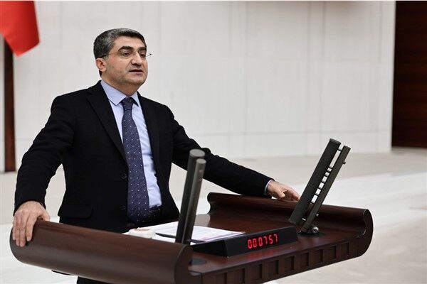 Ekmen: Kendi sorununu kendin çözersin, kimse mucizevi bir yardım getirmeyecek DEVA Partisi Genel Başkan Yardımcısı ve Mersin Milletvekili Mehmet Emin