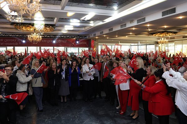 Eskişehir’de Kadınlar Cumhuriyet’in 102. yılını kutladı Eskişehir Büyükşehir Belediye Başkanı Ayşe Ünlüce, 29 Ekim Cumhuriyet Bayramı